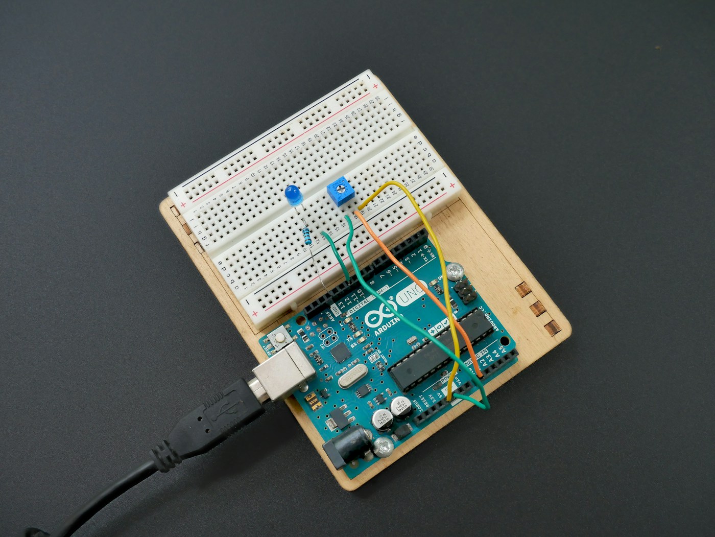 Arduino Uno və breadboard üzərində elektron dövrə