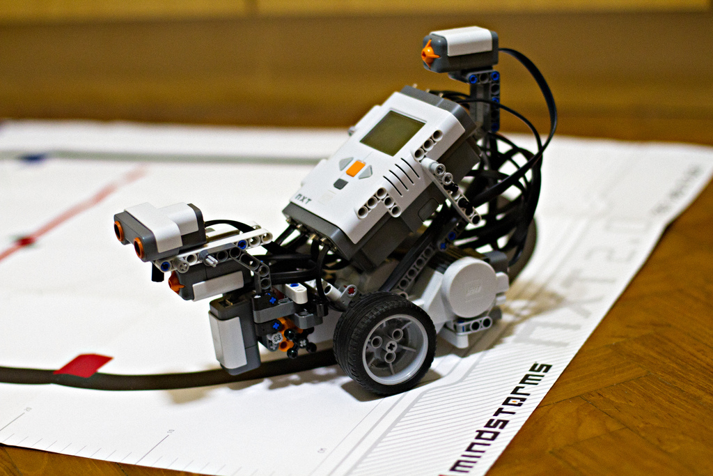 LEGO Mindstorms ilə qurulmuş real xətt izləyən robot