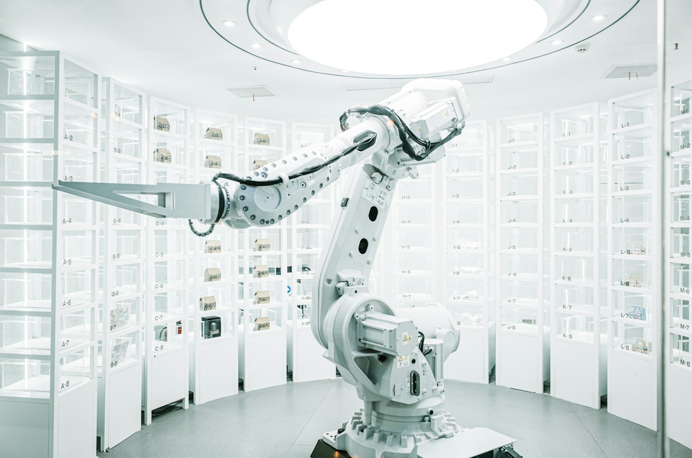 Ağ rəngli real sənaye robot qolu